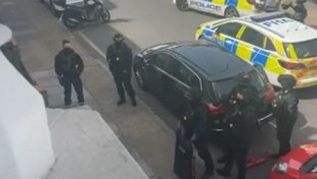 إصابة شرطي في هجوم بالمنجل شنه رجل يعاني اضطرابات عقلية