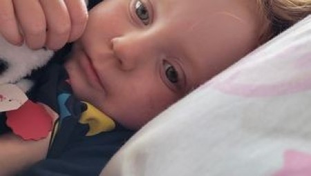 أم بريطانية تروي معاناة ابنتها ذات الـ3 أعوام من المرض بعد تناولها شوكولاتة كيندر