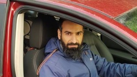 بريطاني يحصل على مخالفة بقيمة 100 جنيه إسترليني بسبب انتظاره في طابور لغسيل سيارته