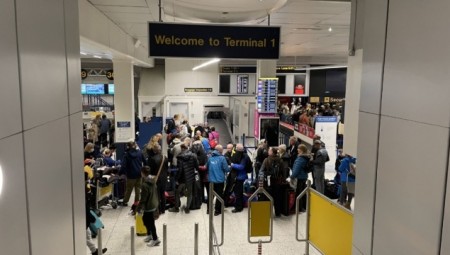 السفر في عيد الفصح.. خبير يحذر المسافرين من حمل الأمتعة الكبيرة وارتداء الأشياء الثمينة