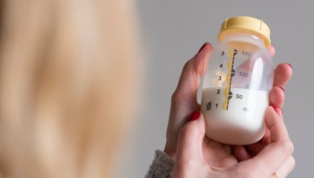 معلمة تفوز بدعوى ضد المدرسة التي تعمل لديها بسبب إجبارها على شفط الحليب من ثدييها في المراحيض