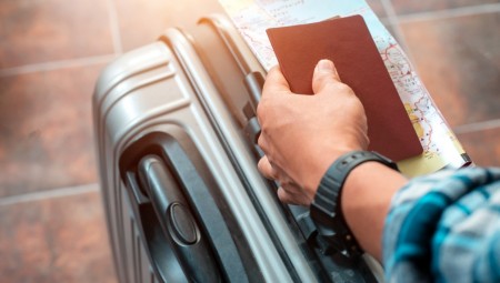 تحذير.. تعطل الرحلات بسبب تأخر الحكومة البريطانية  في تسليم المسافرين  جوازاتهم