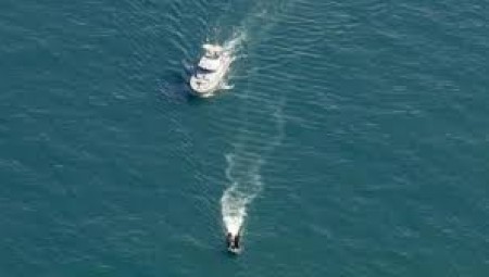 فيديو: سفينة فرنسية تلاحق قارب لاجئين متجه لبريطانيا