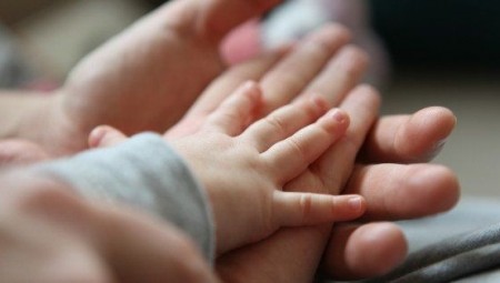 أم لخمسة أطفال تكتشف أن ابنها بالتبني هو الطفل البيولوجي لزوجها