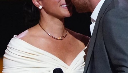 وسط رومانسية فائضة الأمير هاري يقبل زوجته ميغان على المسرح ويثير جدلاً واسعاً