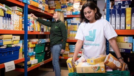 استطلاع: واحد من كل 10 آباء في بريطانيا من المرجح جدًا أن يحتاجوا إلى بنوك الطعام