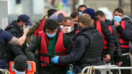 بريطانيا.. أكثر من 1000 مهاجر يصلون البلاد منذ الإعلان عن خطة رواندا