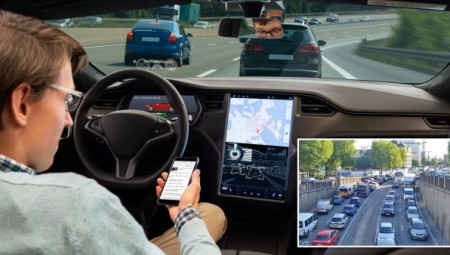 بريطانيا.. قوانين جديدة تجعل مشاهدة التلفاز أمرًا قانونيًا لسائقي السيارات ذاتية القيادة