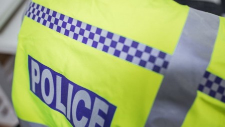 هجوم على مسجد بلندن من قبل جماعة مسلحة بالزجاجات وعصي الهوكي