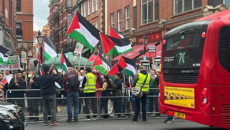 فيديو..مظاهرات حاشدة أمام السفارة الإسرائيلية في لندن للتنديد بالعدوان الإسرائيلي على فلسطين