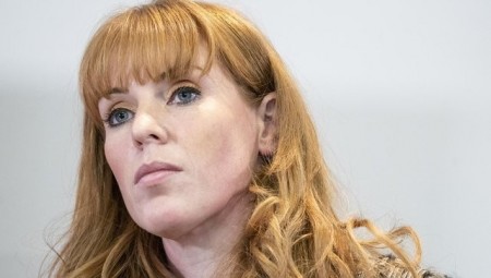 نائبة متهمة بتشتيت انتباه رئيس الوزراء بسبب طريقة جلوسها في البرلمان