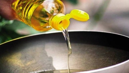 متاجر بريطانيا تفرض قيودا على كميات زيت الطهي التي يسمح بشرائها