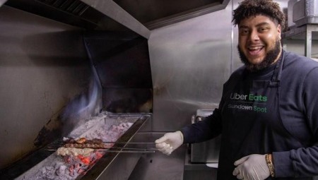 Uber Eats تعقد شراكات مع مطاعم محلية لتقديم وجبات إفطار مجانية للسائقين المسلمين