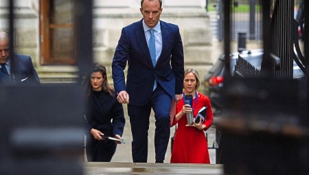 وزير العدل يعتزم عزل السجناء بتهم الإرهاب للحد من التطرف في السجون