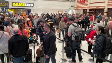 فيديو.. ازدحام وفوضى متواصلة في مطار بيرمنغهام