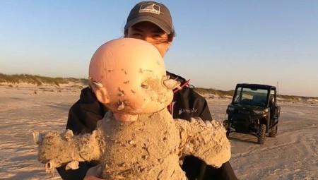 دمى مخيفة تظهر على شاطئ في مدينة تكساس وتثير رعب العلماء