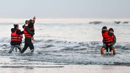 الداخلية البريطانية تتوعد الأطفال المهاجرين وتمنح موظفي الهجرة صلاحيات لاستخدام القوة ضدهم