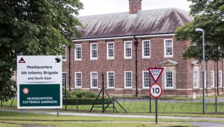 مجلس محلي يتحدى وزارة الداخلية قانونيا لمنعها من استخدام قاعدة عسكرية كمركز لإيواء اللاجئين