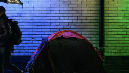 الحكومة البريطانية تعتقل أكثر من 1000 مشرداً بسبب نومهم في العراء والتسول