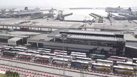 مظاهرات فرنسا تتسبب في أزمة خانقة على الحدود البريطانية الفرنسية... وإلغاء للرحلات الجوية