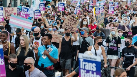 ريشي سوناك يثير غضب المثليين بعد إعلانه عن قانون لا يعترف بالمتحولين على الأوراق الرسمية