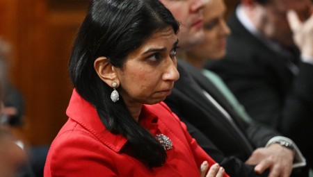 صفعة على الوجه: وزيرة الداخلية تعلق خططها لنقل طالبي اللجوء إلى قواعد عسكرية