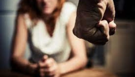 تقرير جديد: بريطانيا تفشل في تأمين مساكن آمنة للآلاف من ضحايا العنف المنزلي