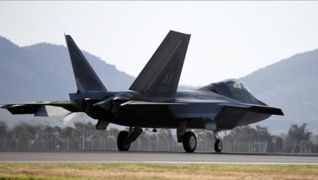 إيطاليا .. تحطم طائرة عسكرية ومقتل طيار بريطاني