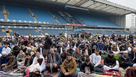 مسلمو بريطانيا يثنون على نادي بلاكبيرن روفرز بعد إقامته صلاة العيد على أرضه