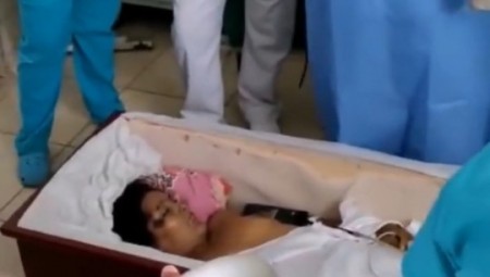 في حادثة مروعة.. سيدة ميتة تدق على نعشها في جنازتها لتقول إنها على قيد الحياة