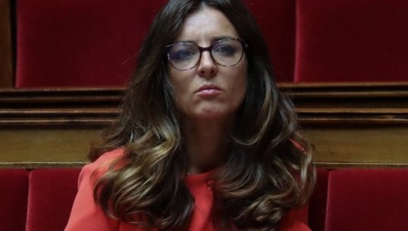 نائبة فرنسية تستقيل بعد قول الصحافة إنها أنفقت آلاف الجنيهات على ملابسها الداخلية