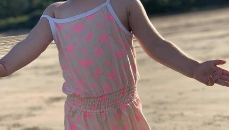 طفلة تصارع الموت بعد أن نُسيت في حافلة مدرسية لـ 6 ساعات