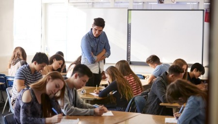 استطلاع يكشف بأن المعلمين يفضلون العمل في المتاجر بسبب الرواتب المتدنية