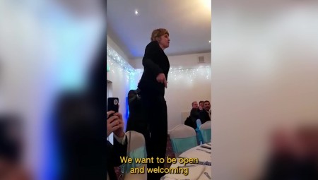 فيديو: ناشطون بريطانيون يقاطعون خطابا لوزيرة الداخلية احتجاجا على صفقة رواندا