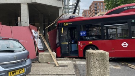 اصطدام حافلة بأحد مباني منطقة ساتون جنوبي لندن