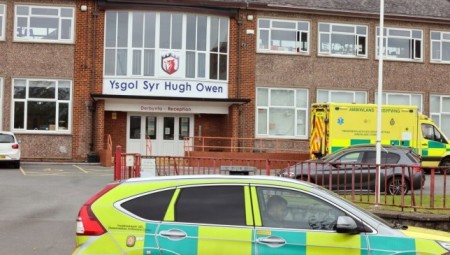 بريطانيا.. إجلاء تلاميذ من مدرسة في ويلز بعد تسرب مادة كيمائية فيها