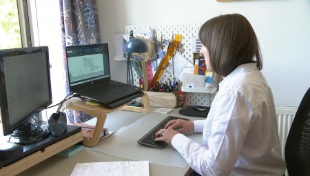 جونسون يعمل على خطط لإرجاع الموظفين إلى مكاتبهم وتخطي مبدأ العمل عن بعد