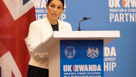 ذي إندبندنت: باتيل تجاوزت مرارًا المشورة القانونية مما زاد تكاليف دافعي الضرائب