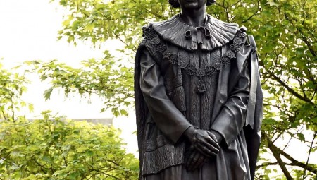 بعد كشف الستار عنه.. رجل يرشق تمثال مارجريت تاتشر بالبيض