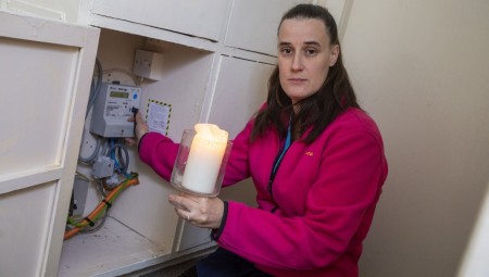 بعد ارتفاع فواتير الطاقة في بريطانيا.. أم تلجأ لإضاءة الشموع وتقلص وجبات طعامها 