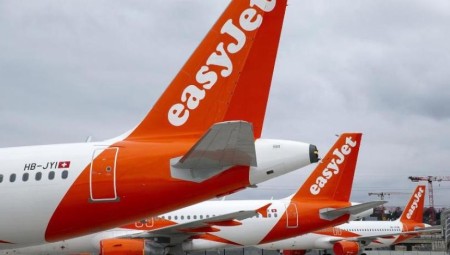 عائلات بريطانية تنام على أرض المطار بعد أن ألغت إيزي جيت 23 رحلة في اللحظات الأخيرة