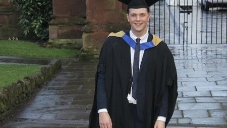 عائلة بريطانية تطالب بفتح تحقيق بشأن وفاة ابنهم بعد تلقيه لقاح أسترازينيكا