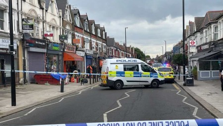 بريطانيا.. انهيار رجل أمام المتسوقين في شمال لندن بعد تعرضه للطعن أكثر من مرة