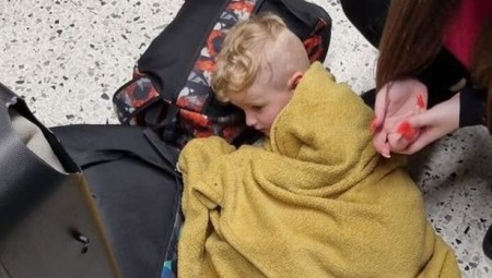 مطار جاتويك يسلم المسافرين بطانيات للنوم على الأرض بعد إلغاء رحلات طيران