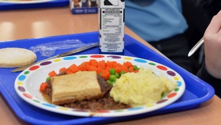 معلمون بريطانيون يوجهون رسالة للحكومة للمطالبة بتوفير وجبات مجانية لفئات أوسع من طلاب المدارس