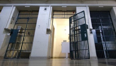 وزير العدل البريطاني: سنحدد عدداً معيناً من الكتب للمدانين بالإرهاب في زنزاناتهم... والسبب!