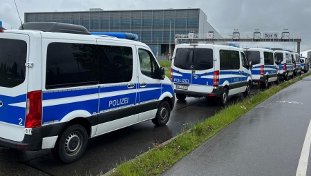 مقتل شخصين وإصابة آخرين في حادثة إطلاق النار على مصنع مرسيدس جنوب غرب ألمانيا