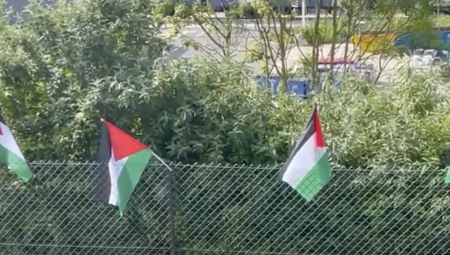 فيديو: فلسطينيون في بريطانيا يرفعون الأعلام الفلسطينية رداً على مسيرة الأعلام الإسرائيلية