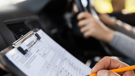 بريطانيون يبيعون مواعيد اختبارات القيادة بمبالغ تصل إلى 5 أضعاف السعر الطبيعي