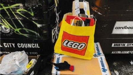 بريطانيا.. تغريم طفل بـ 900 جنيه إسترليني لتركه الورق المقوى بجانب سلة المهملات